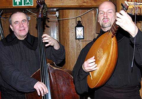 Lauri Antila och Pierre Nordahl underhöll ombord med musik från Götheborgsepoken.